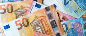 Nach deutlichen Steuereinbrüchen wegen der Corona-Krise legen die Steuerschätzer am Donnerstag eine neue Prognose vor.