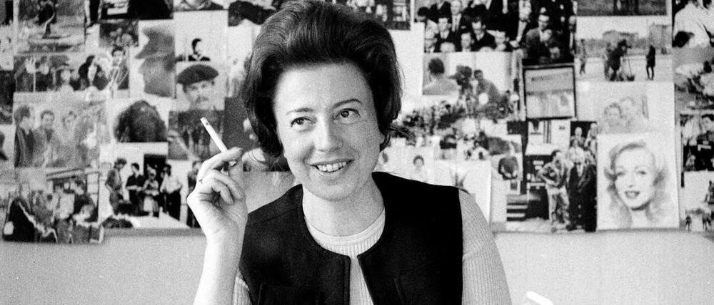 Helene Schwarz vor der legendären Fotowand in ihrem Büro, 1969. 