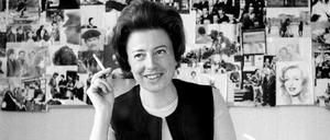 Helene Schwarz vor der legendären Fotowand in ihrem Büro, 1969.