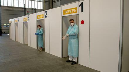 Viele Menschen kommen ins Impfzentrum, obwohl sie wissen, dass sie noch nicht berechtigt sind.