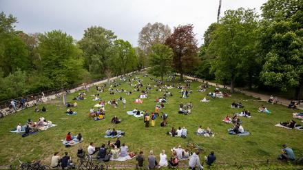Viele Menschen genießen es, sich bei frühlingshaften Temperaturen wieder draußen treffen zu können.