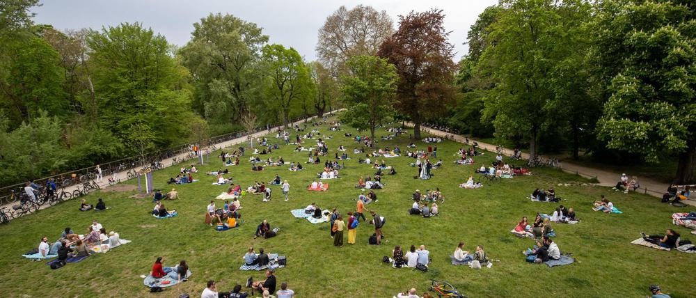 Viele Menschen genießen es, sich bei frühlingshaften Temperaturen wieder draußen treffen zu können.