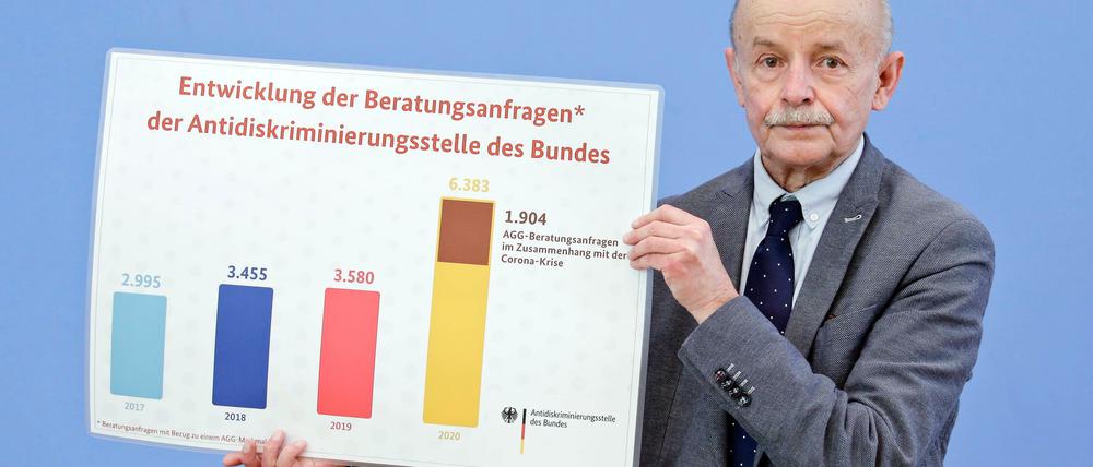 Der kommissarische Leiter der ADS, Bernhard Franke, mit einem Schaubild zum Jahresbericht seiner Antidiskriminierungsstelle