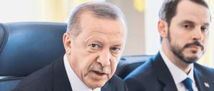 Recep Tayyip Erdogan und sein Schwiegersohn Berat Albayrak, ehemals Finanzminister. 