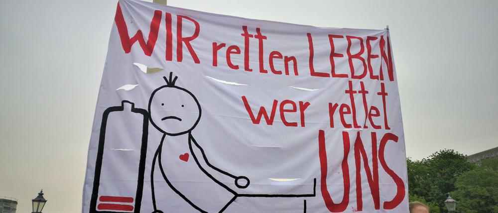 Pflegekräfte fordern in Berlin einen Tarifvertrag zur Entlastung auf den Stationen.