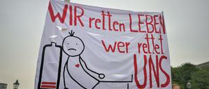 Pflegekräfte fordern in Berlin einen Tarifvertrag zur Entlastung auf den Stationen.