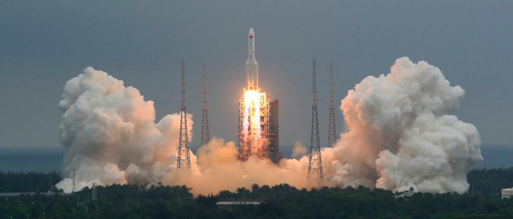 Eine Langer-Marsch-5B-Rakete hebt in China ab.