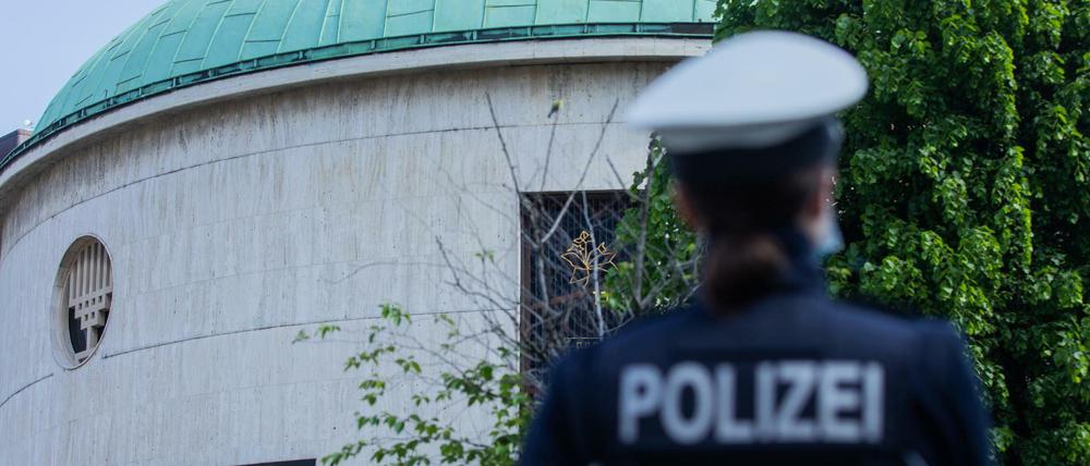 Polizei vor der Neuen Synagoge in Düsseldorf