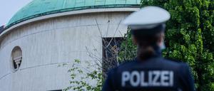 Polizei vor der Neuen Synagoge in Düsseldorf 
