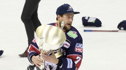 Mann mit Pokal. Frank Hördler wurde zum achten Mal Deutscher Meister.
