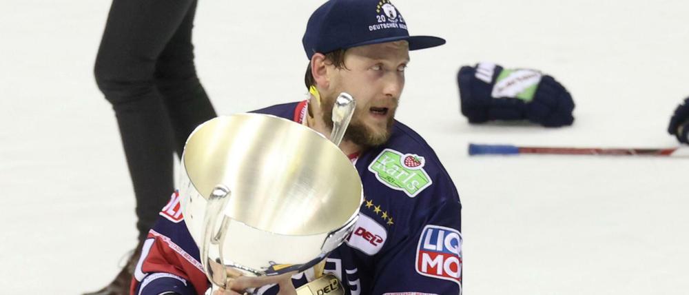 Mann mit Pokal. Frank Hördler wurde zum achten Mal Deutscher Meister.
