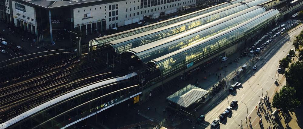 Um den Bahnhof Berlin-Spandau ballen sich die Verkehrsprobleme. Die Kreuzungen nördlich und südlich der Bahnbrücke gehören zu den unfallträchtigsten des Bezirks.