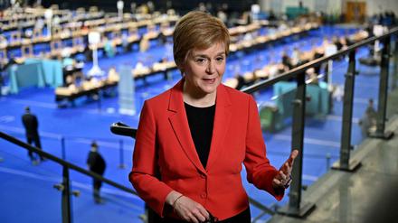 Schottlands Regionalpräsidentin Nicola Sturgeon bei der Auszählung der Stimmzettel in Glasgow.