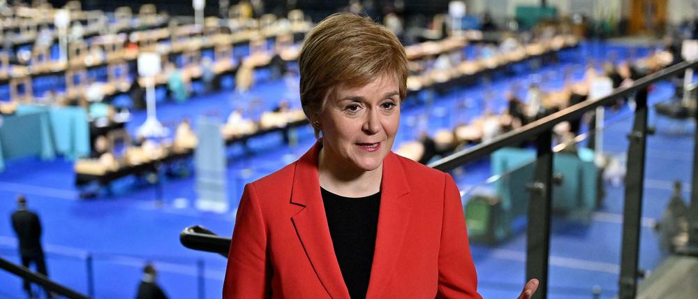 Schottlands Regionalpräsidentin Nicola Sturgeon bei der Auszählung der Stimmzettel in Glasgow.