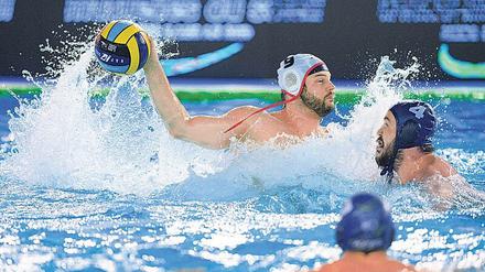 Comeback geplant. Spandaus Kapitän Marko Stamm (mit Ball) will vor der ersten Halbfinalpartie am Freitag gegen den OSC Potsdam testen, ob er wieder spielen kann. 
