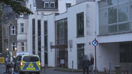 Hass auf Israel. Junge Araber zündeten Dienstagabend vor der Synagoge in Bonn israelische Flaggen an. Einen ähnlichen Vorfall gab es vor dem jüdischen Gotteshaus in Münster.