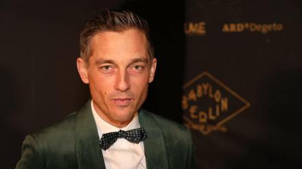 Schauspieler Volker Bruch hat die Video-Aktion #allesdichtmachen verteidigt.