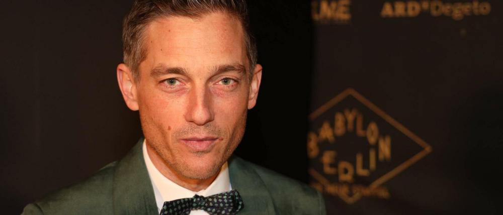 Schauspieler Volker Bruch hat die Video-Aktion #allesdichtmachen verteidigt.