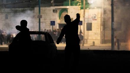 Jüdische Demonstranten stoßen mit Menschen arabischer Herkunft in Lod zusammen.