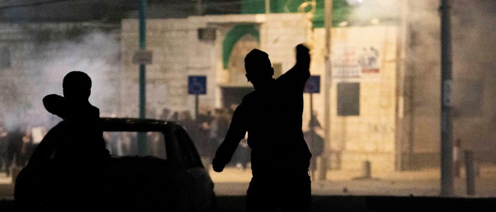 Jüdische Demonstranten stoßen mit Menschen arabischer Herkunft in Lod zusammen.