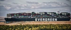 Das Containerschiff „Ever Given“ fährt über den Suezkanal. Die durch die Corona-Krise ausgelösten weltweiten Logistik-Probleme und die Folgen des Suezkanal-Staus machen großen deutschen Handelsketten zu schaffen.