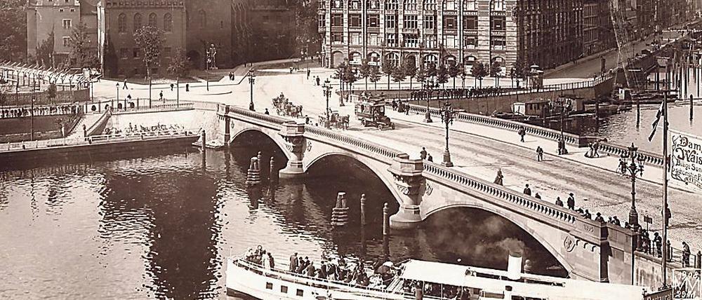 Die Waisenbrücke und das Märkische Museum im Jahr 1908.