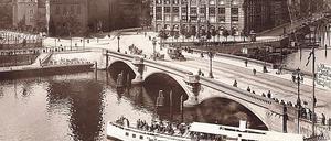 Die Waisenbrücke und das Märkische Museum im Jahr 1908.