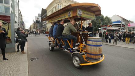 Viele Touristen buchen an Himmelfahrt die Bierbikes, um durch die Stadt zu fahren. 