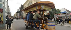 Viele Touristen buchen an Himmelfahrt die Bierbikes, um durch die Stadt zu fahren. 