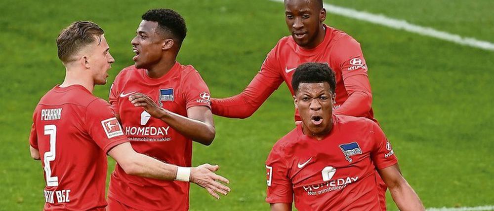 Dank Jessic Ngankam (vorne rechts) steht Hertha BSC dicht vor dem Klassenerhalt.