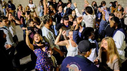 In Barcelona feiern die Menschen das Ende des Corona-Notstandes.