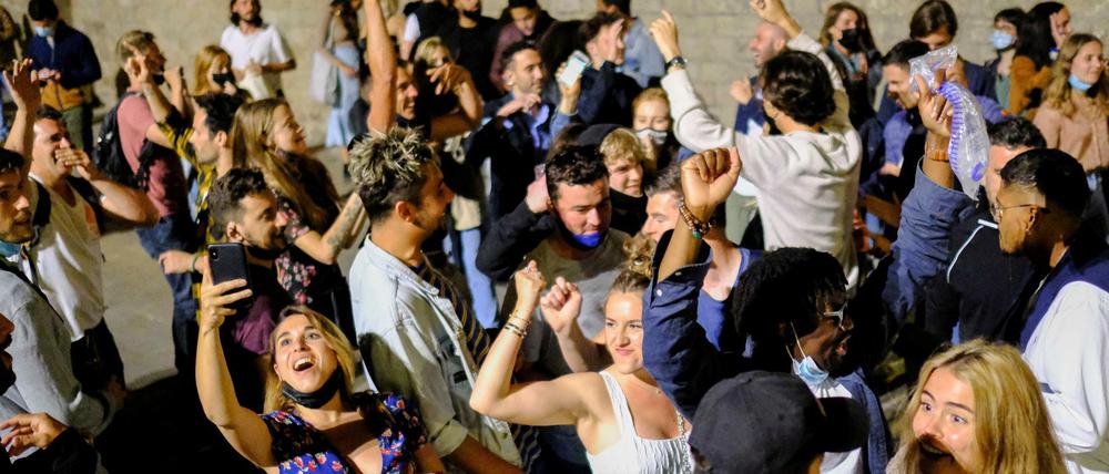 In Barcelona feiern die Menschen das Ende des Corona-Notstandes.