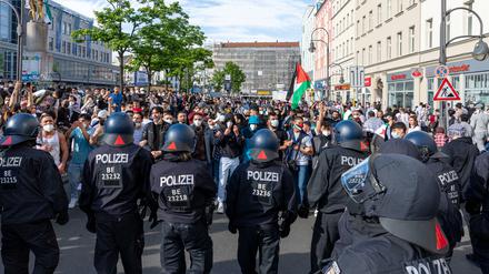 Bei einer pro-palästinensischen Demonstration ist es am Sonntag zu Auseinandersetzungen zwischen Polizei und Demonstranten gekommen.