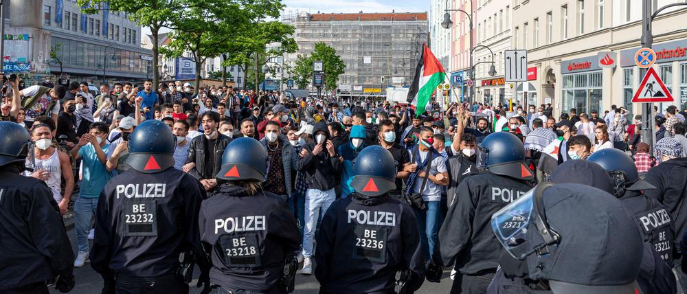 Bei einer pro-palästinensischen Demonstration ist es am Sonntag zu Auseinandersetzungen zwischen Polizei und Demonstranten gekommen.