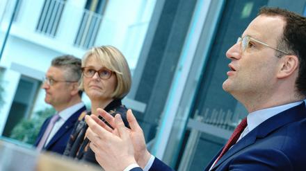 Jens Spahn (CDU), Bundesminister für Gesundheit, Anja Karliczek (CDU), Bundesministerin für Bildung und Forschung, und Lothar Wieler (l), Präsident des Robert Koch-Instituts (RKI)