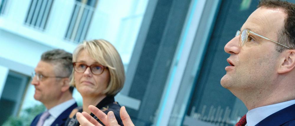 Jens Spahn (CDU), Bundesminister für Gesundheit, Anja Karliczek (CDU), Bundesministerin für Bildung und Forschung, und Lothar Wieler (l), Präsident des Robert Koch-Instituts (RKI)