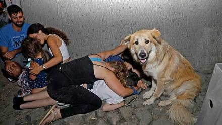 Menschen aus Tel Aviv suchen während eines Angriffs Schutz unter einer Brücke
