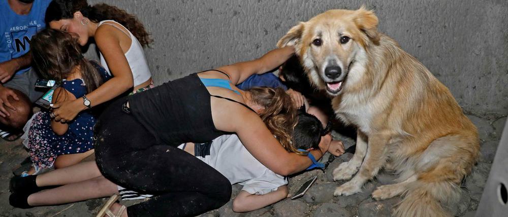Menschen aus Tel Aviv suchen während eines Angriffs Schutz unter einer Brücke