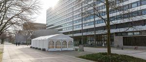 Vor dem Hauptgebäude der TU Berlin steht ein Zelt, in dem ein Testzentrum eingerichtet wurde.
