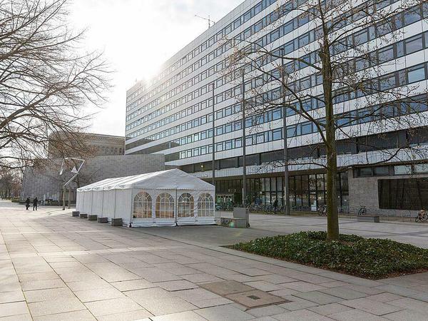 Vor dem Hauptgebäude der TU Berlin steht ein Zelt, in dem ein Testzentrum eingerichtet wurde.