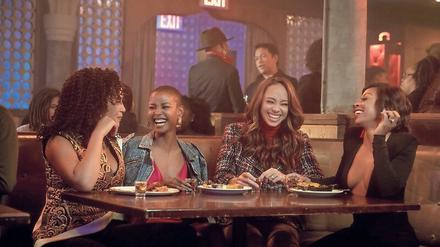 Schlaflos in New York und fast geschieden. Die Freundinnen Sondi (Corbin Reid), Ella (Andra Bordeaux), Whitney (Amber Stevens West) und Renee (Bresha Webb).