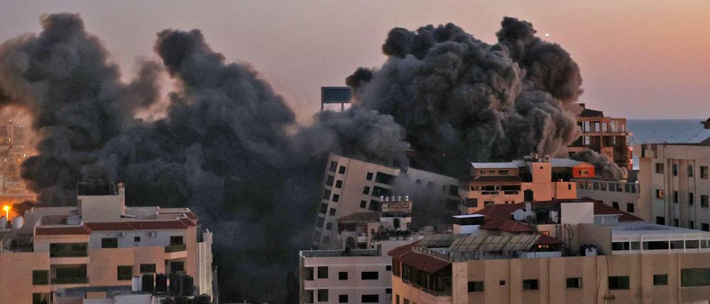 Ein Hochhaus in Gaza stürzt nach einem Luftangriff Israels ein.