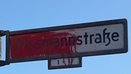 Straßenschild der Wissmannstraße in Berlin-Grunewald, der Name Wissmann mit blutroter Farbe besprüht.
