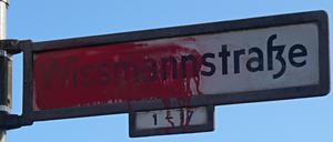 Straßenschild der Wissmannstraße in Berlin-Grunewald, der Name Wissmann mit blutroter Farbe besprüht.