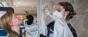 Ein Frau wird in einer Apotheke auf das Coronavirus getestet.