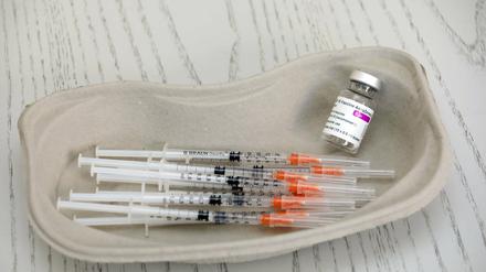 Spritzen und eine Ampulle mit Impfstoff liegen für Immunisierungen bereit.
