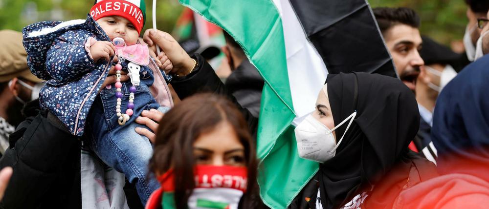 Rund 200 Menschen versammelten sich am Kottbusser Tor und skandierten „Freiheit für Palästina“ sowie „Stoppt den Mord, stoppt den Krieg“.