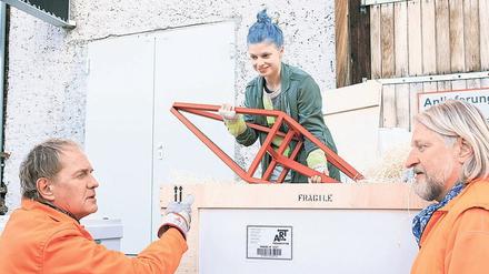 Ein Metallgestänge ist ein Metallgestänge ist ein Metallgestänge. Die Müllwerker Werner Träsch (Uwe Ochsenknecht, links) und Specki (Frank Kessler) helfen Galerie-Mitarbeiterin Lea (Janina Agnes) beim Entrümpeln.