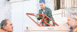 Ein Metallgestänge ist ein Metallgestänge ist ein Metallgestänge. Die Müllwerker Werner Träsch (Uwe Ochsenknecht, links) und Specki (Frank Kessler) helfen Galerie-Mitarbeiterin Lea (Janina Agnes) beim Entrümpeln.