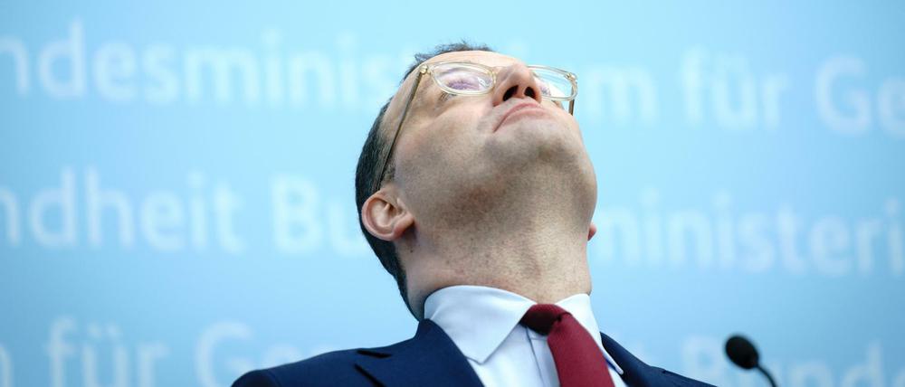 Durch die Decke. Gesundheitsminister Jens Spahn muss den Krankenkassen mit Milliarden helfen.